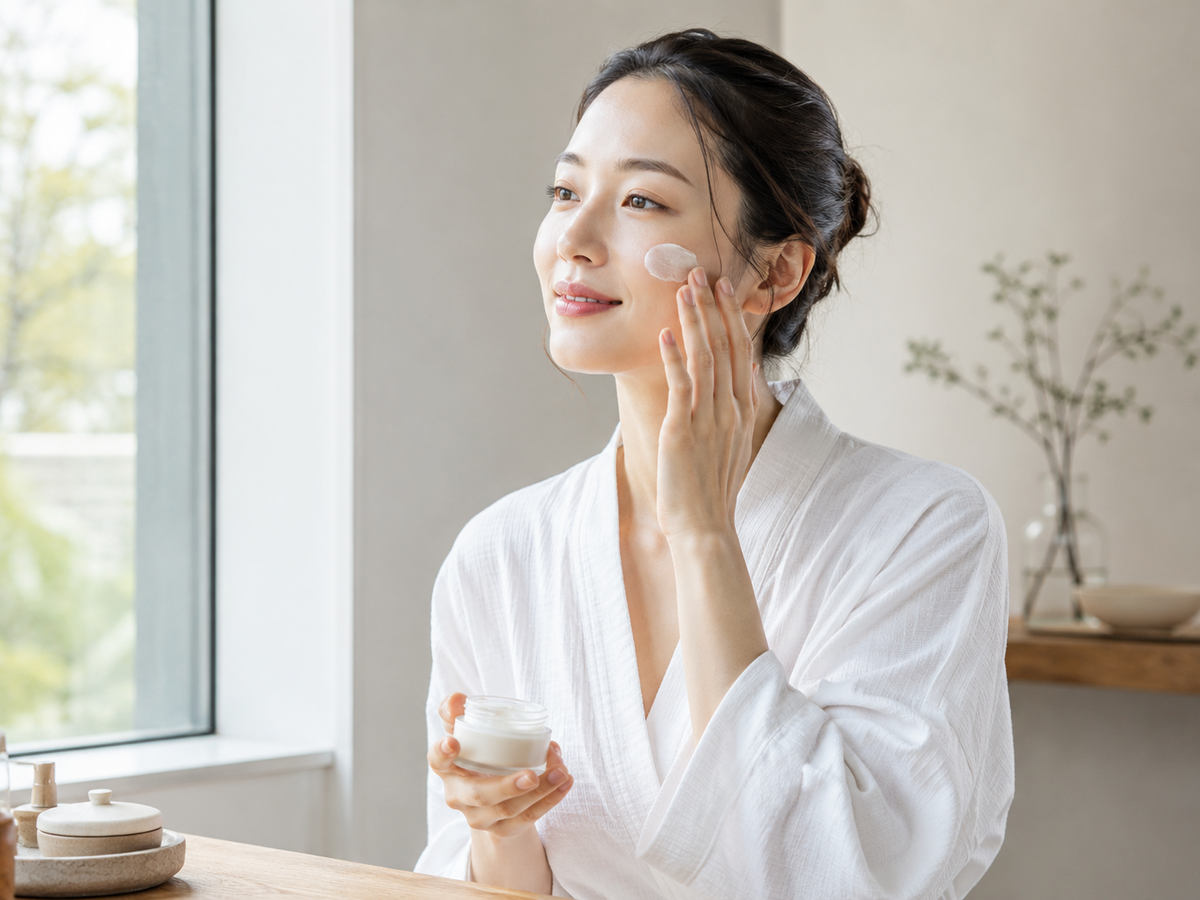 Femme observant sa peau pour distinguer sécheresse et déshydratation