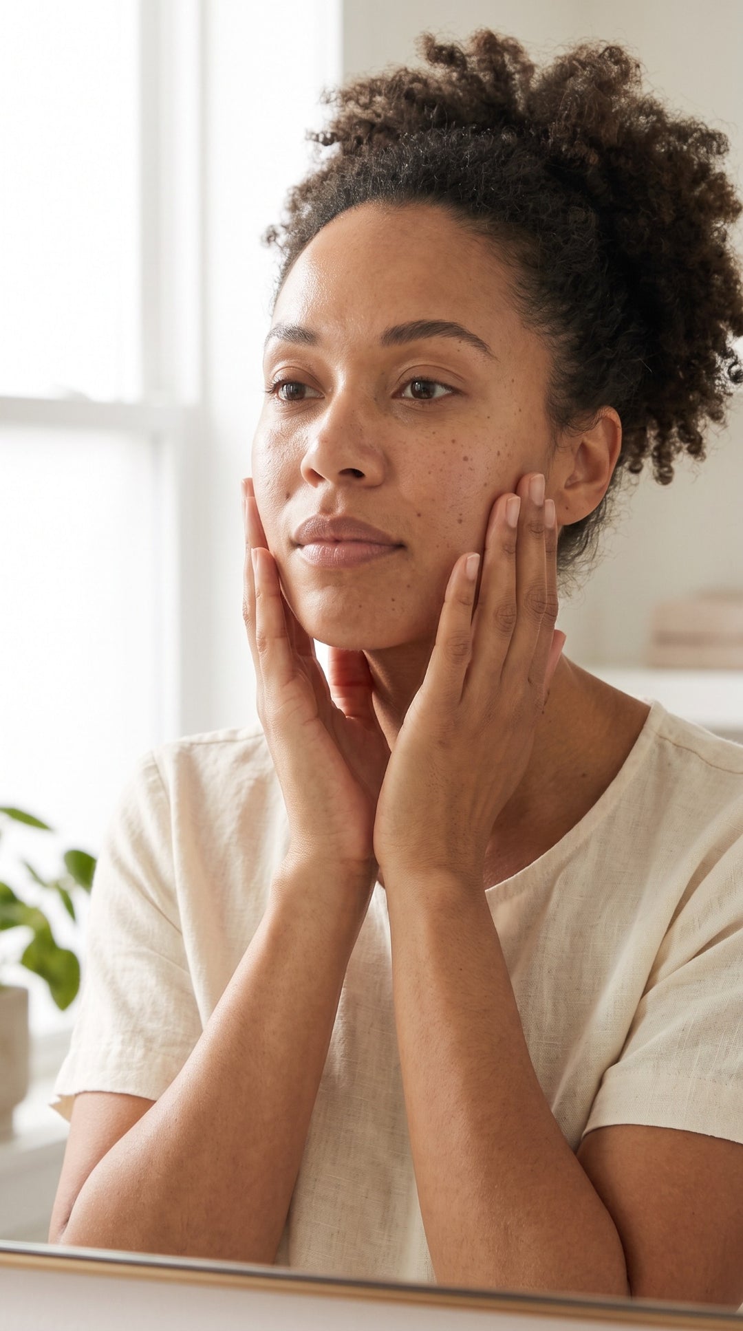 Femme observant la réaction de sa peau après le nettoyage du visage